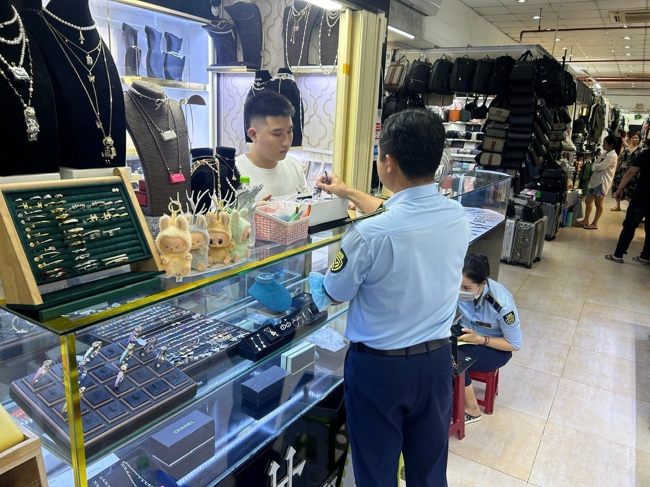 Làm sạch thị trường không chỉ là cuộc chiến chống hàng giả mà còn là bảo vệ uy tín quốc gia